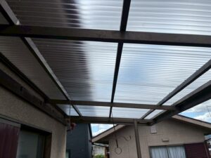 大東市でテラス屋根の波板交換工事を実施。新しいポリカーボネート波板に交換し、明るくなった施工後の様子