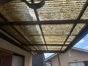 大東市で施工前のテラス屋根の波板。経年劣化により汚れや変色、一部破損が見られる状態。